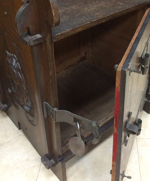 View of the Rohlfs safe interior with its original padlock View of the Rohlfs safe interior with its original padlock