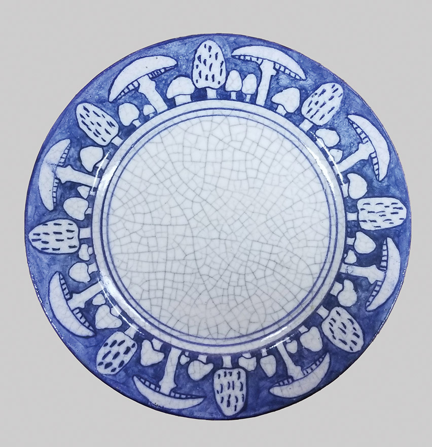 Fig. 4 - Toadstool plate, early 20th century. Dedham Pottery, Dedham, Massachussetts, manufacturer. Glazed earthenware. 6 ⅜ inches diam. TRRF Collection.